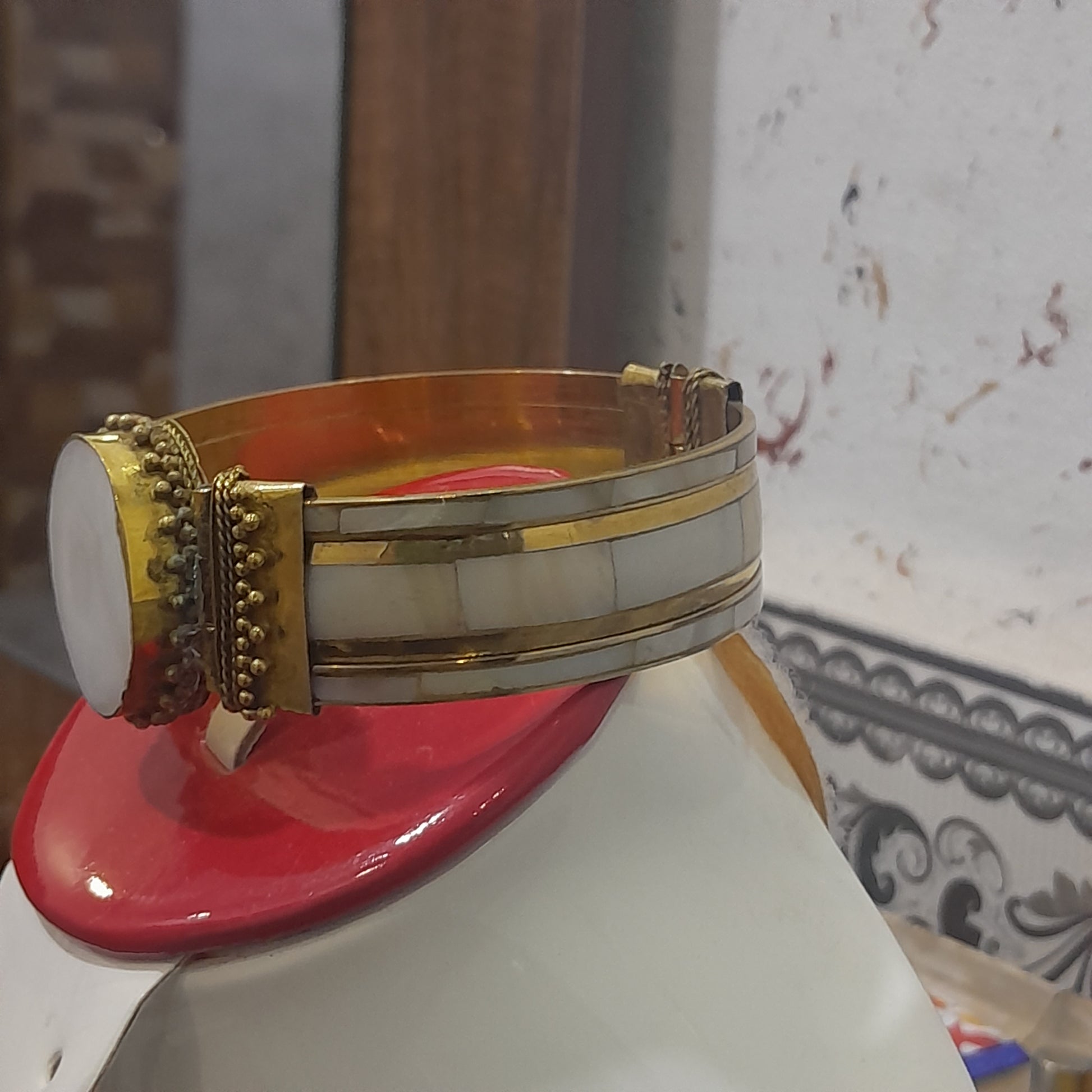 سوار قديم من نحاس ومرصع بأحجار صدف