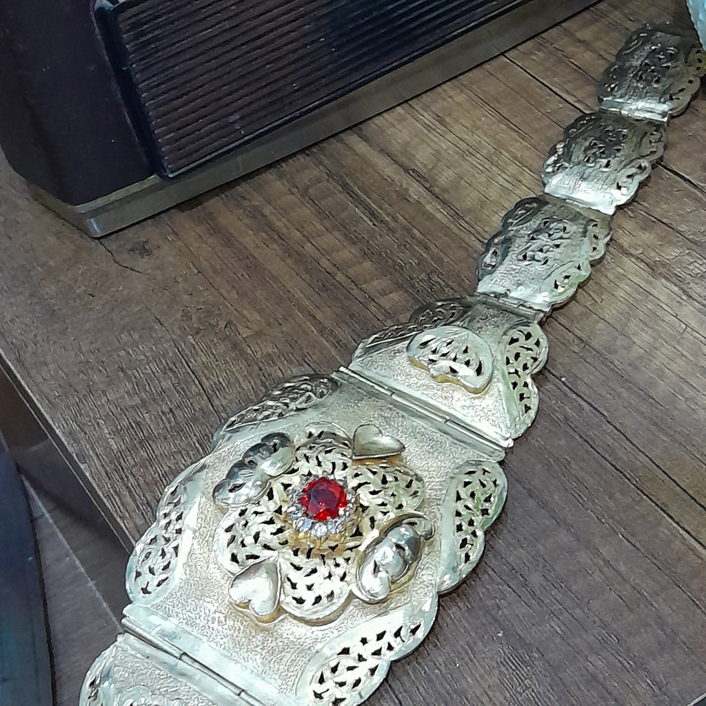 حزامة قديمة مطبوعة ينقصها قفل
