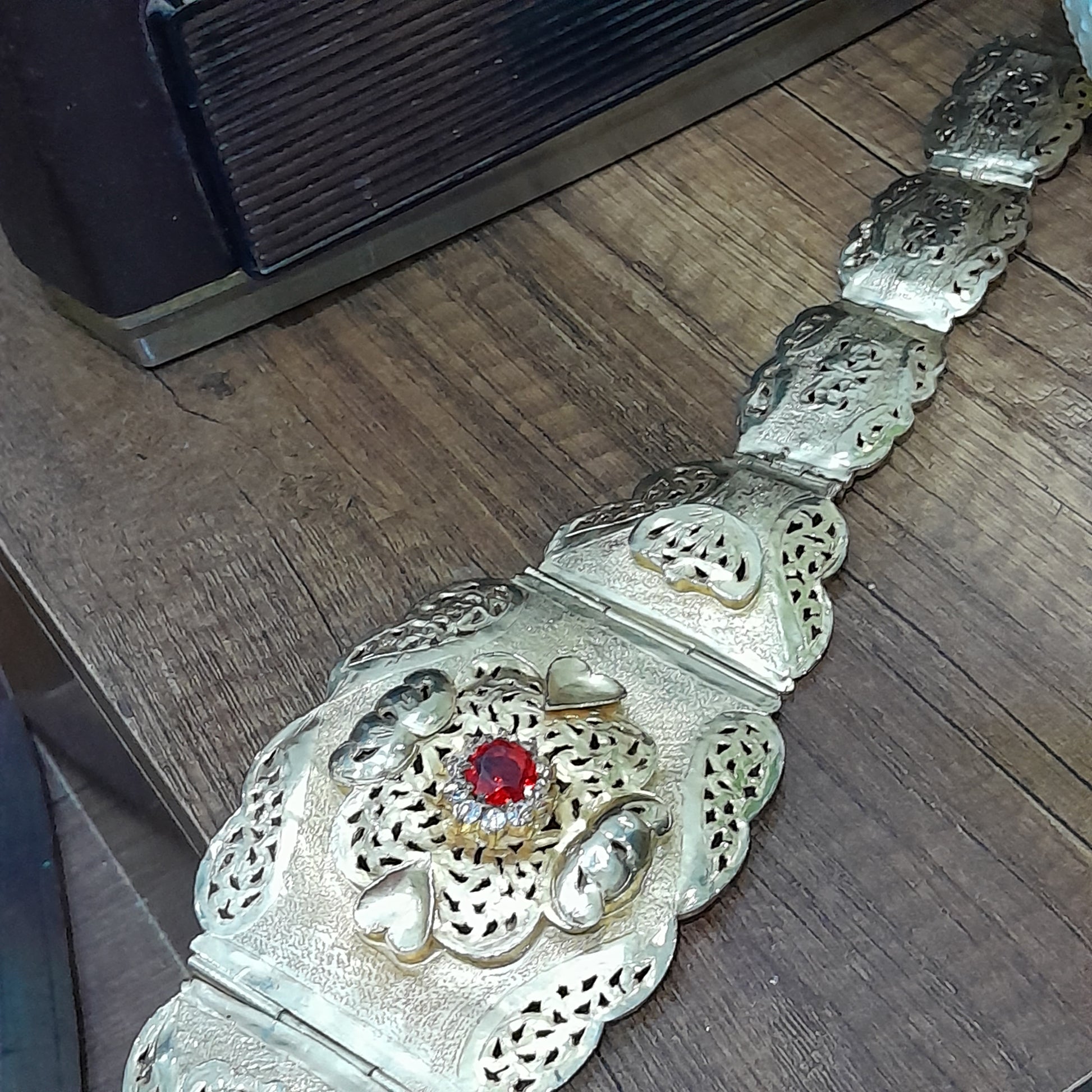 حزامة قديمة مطبوعة ينقصها قفل