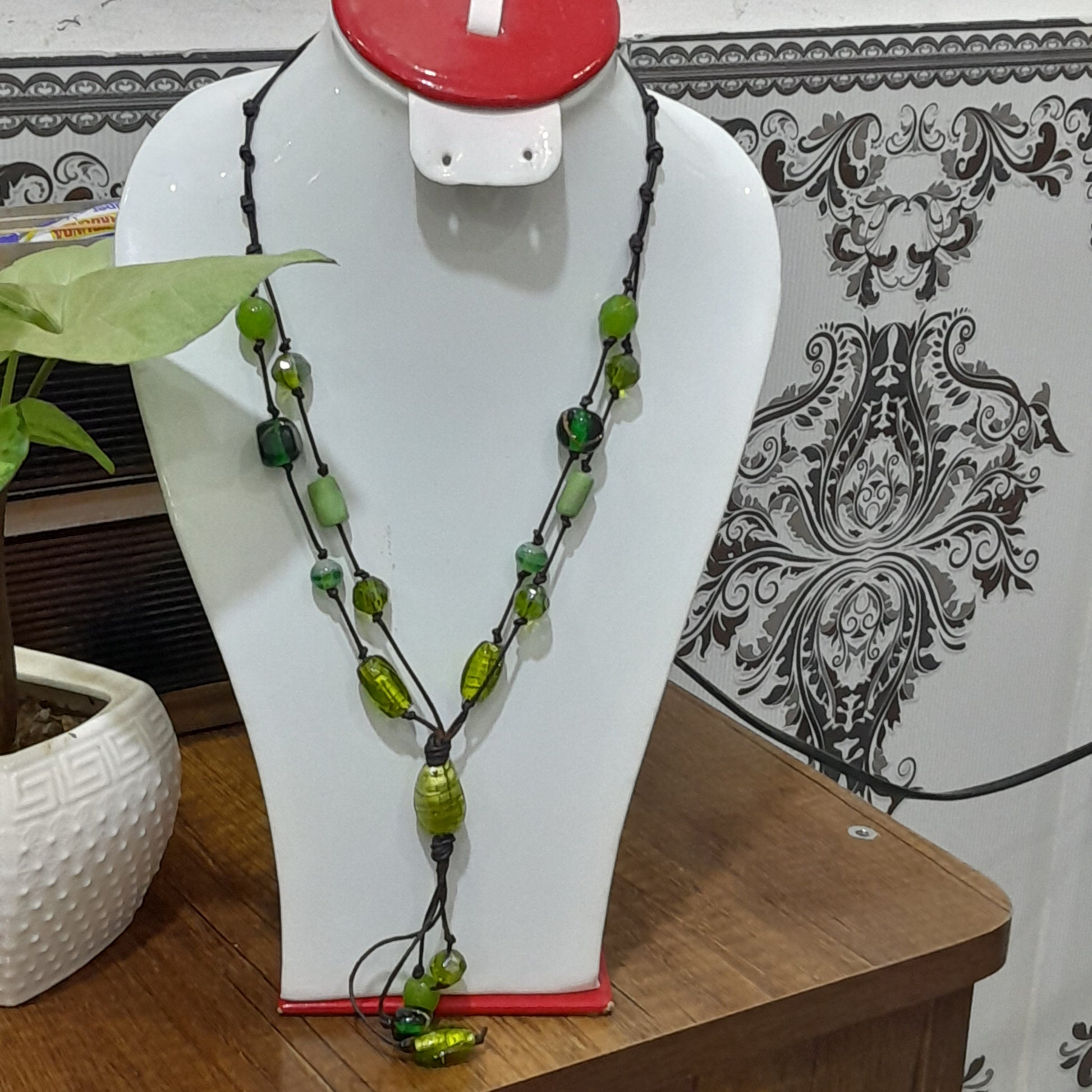 عقد تحفة بأحجار