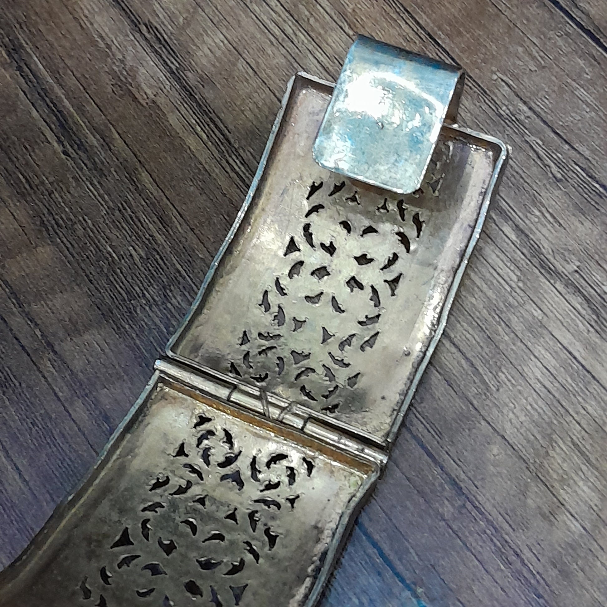 حزامة قديمة ومطبوعة من نحاس