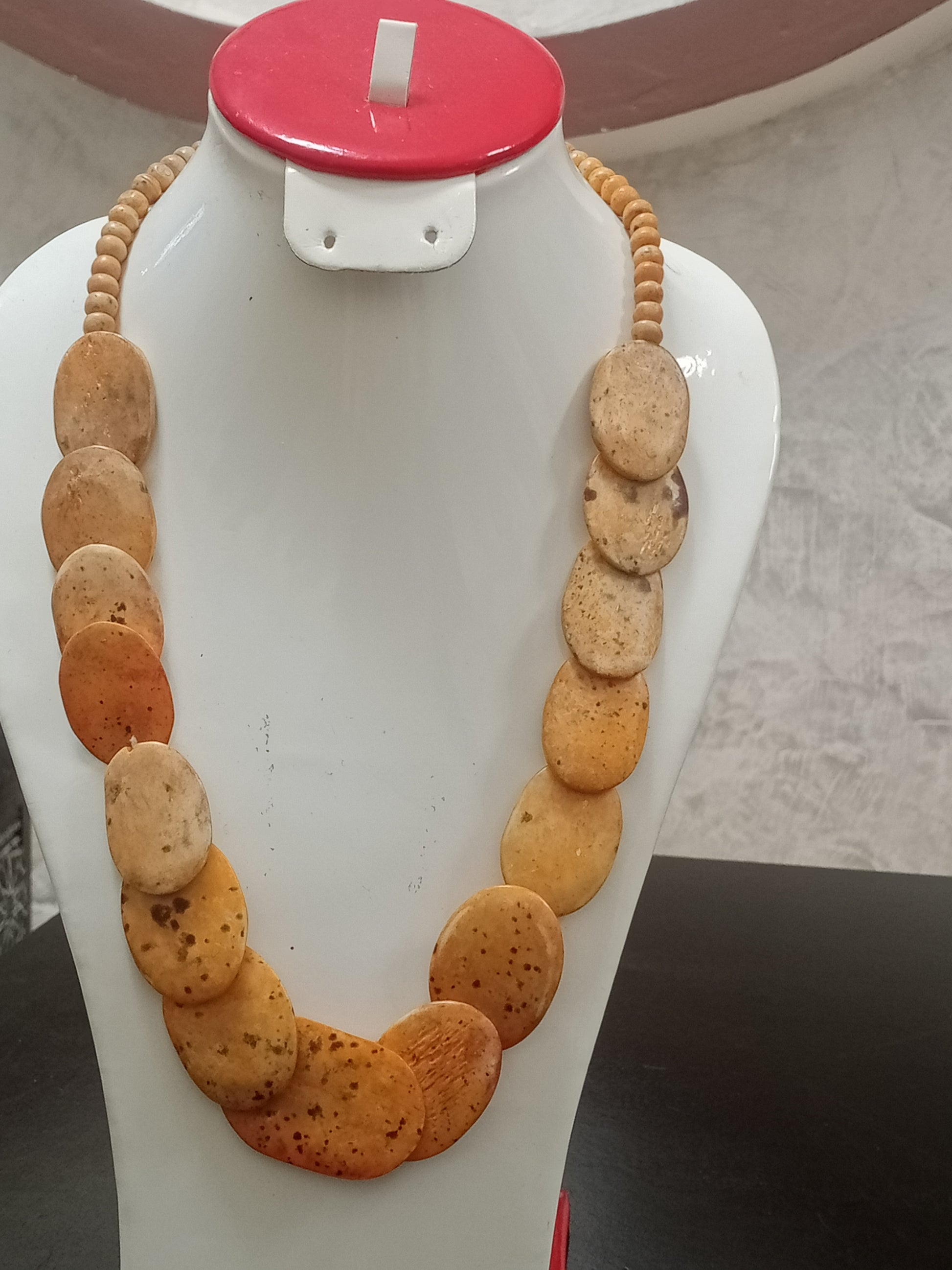عقد قديم من عضم