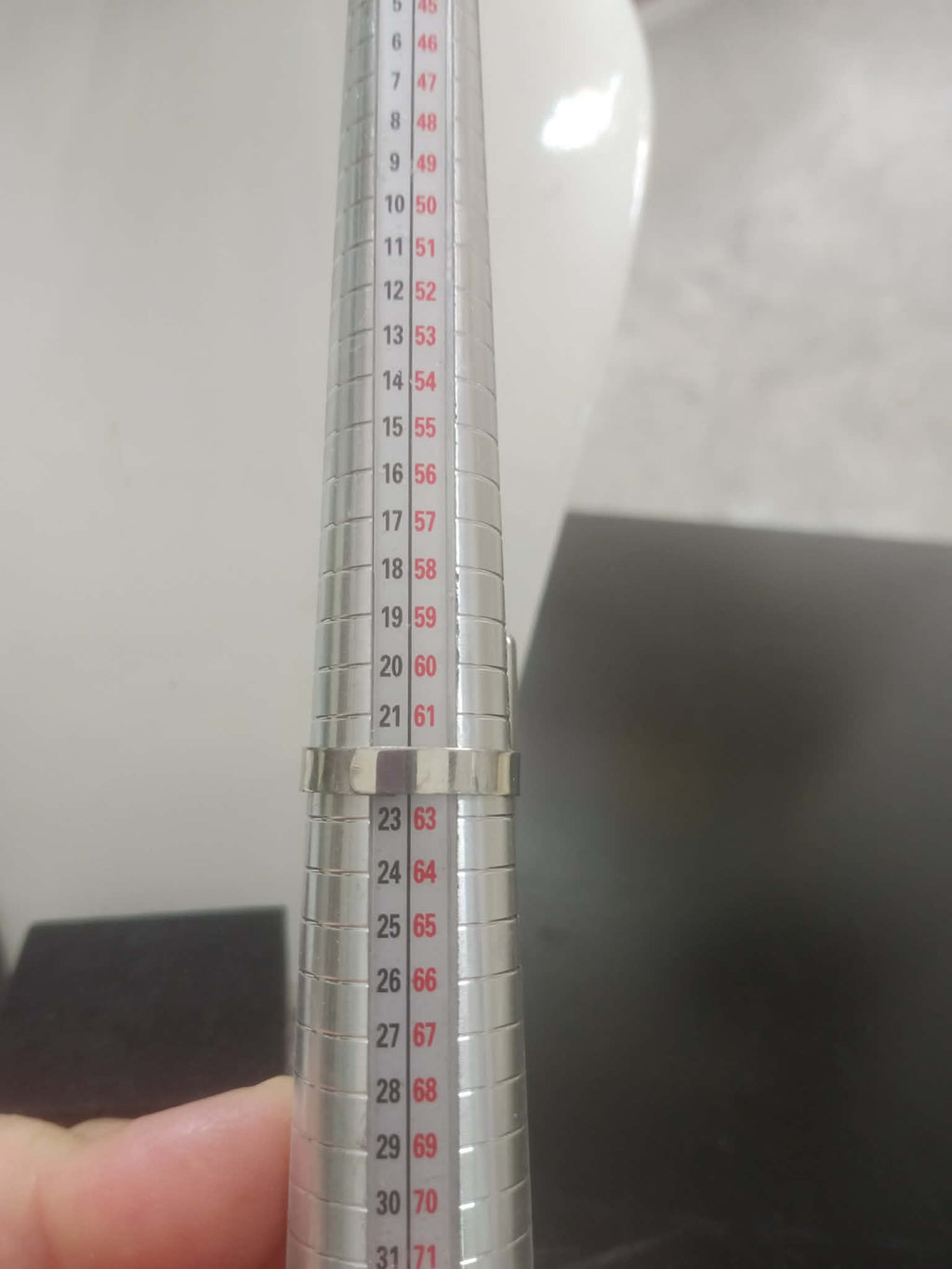 خاتم من معدن ومرصع بصدف بحري طبيعي