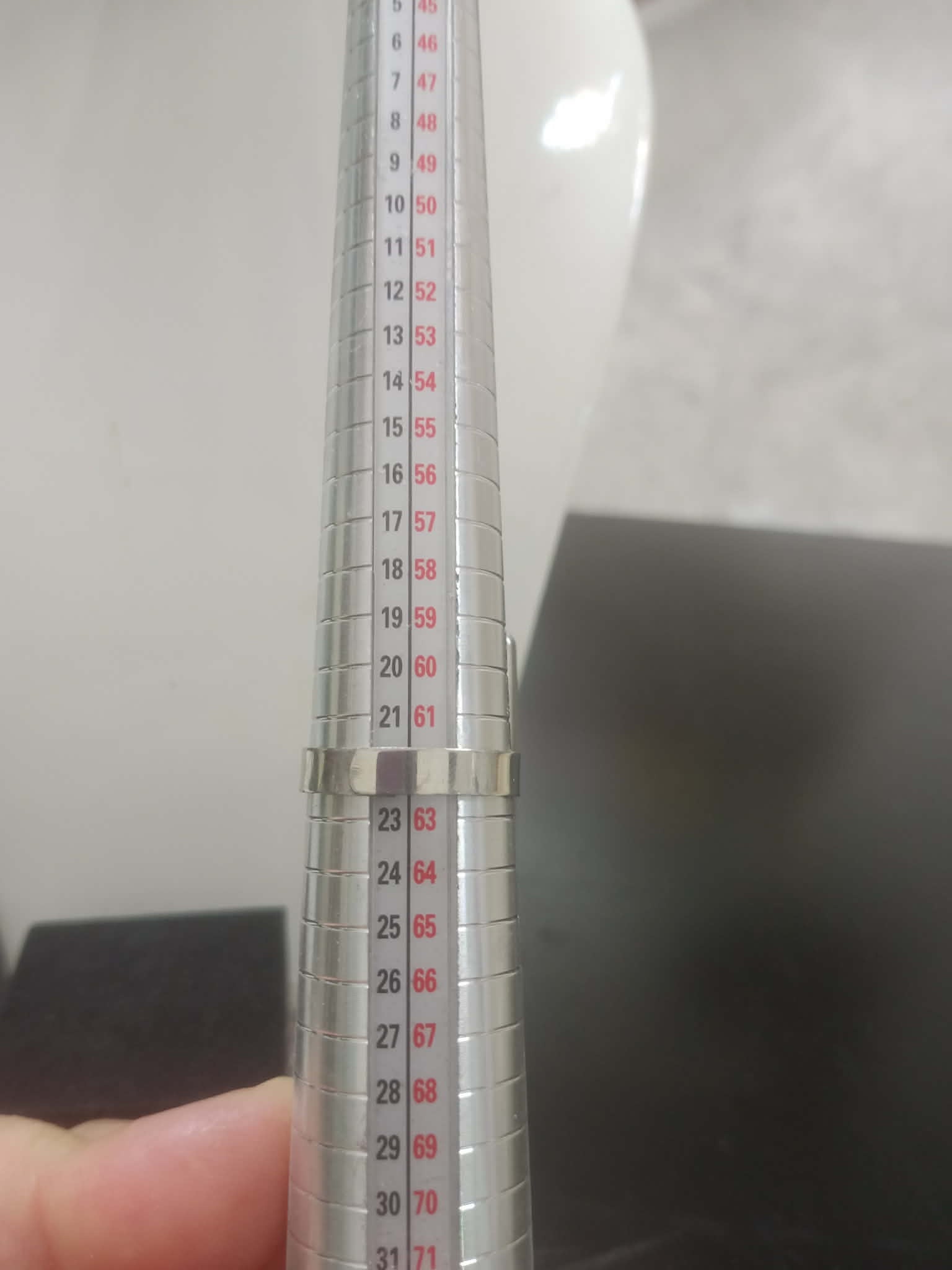 خاتم من معدن ومرصع بصدف بحري طبيعي