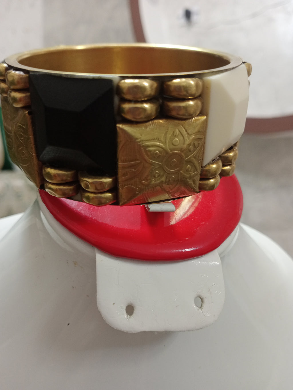 سوار قديم من نحاس وعاج