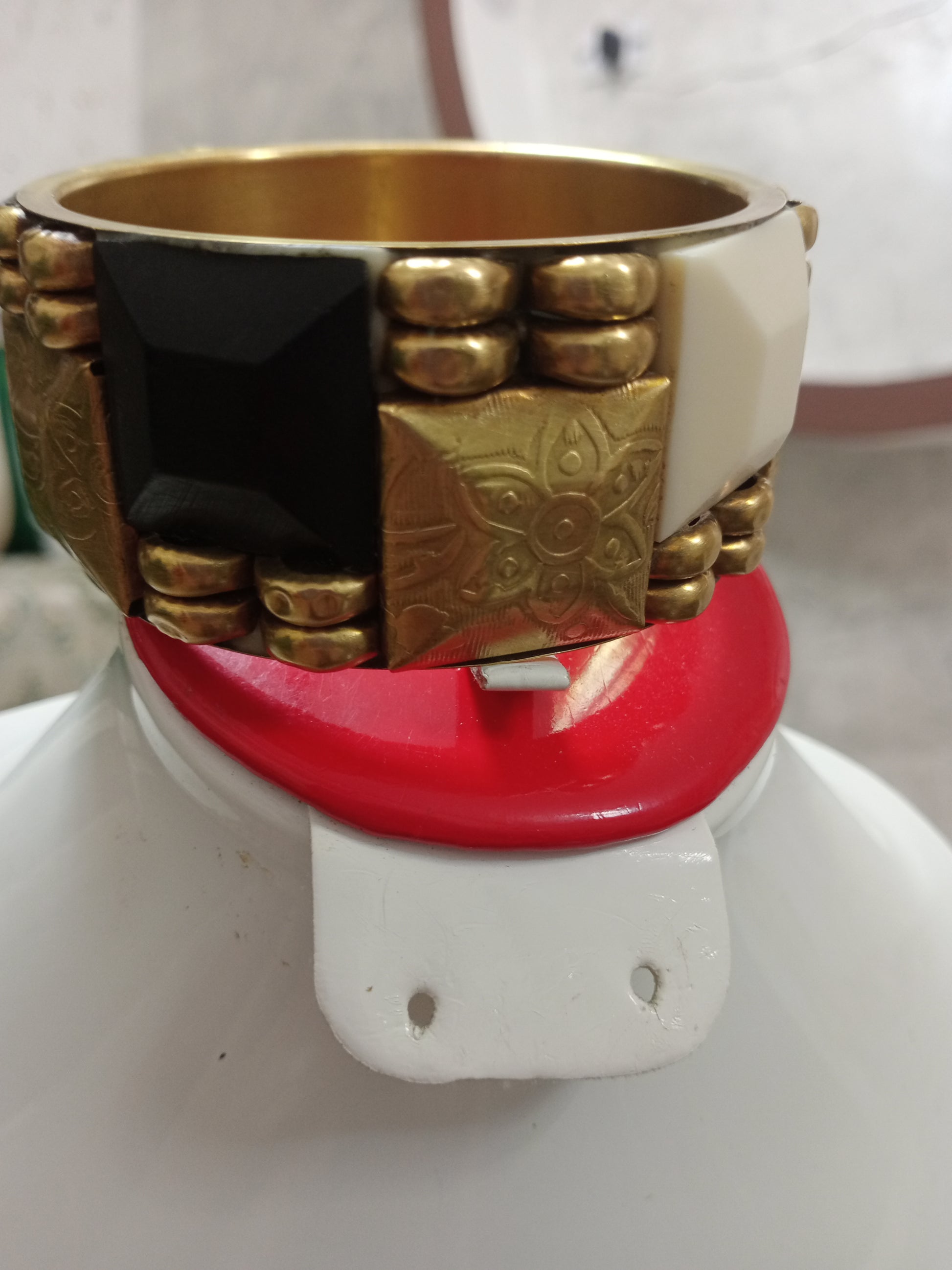 سوار قديم من نحاس وعاج