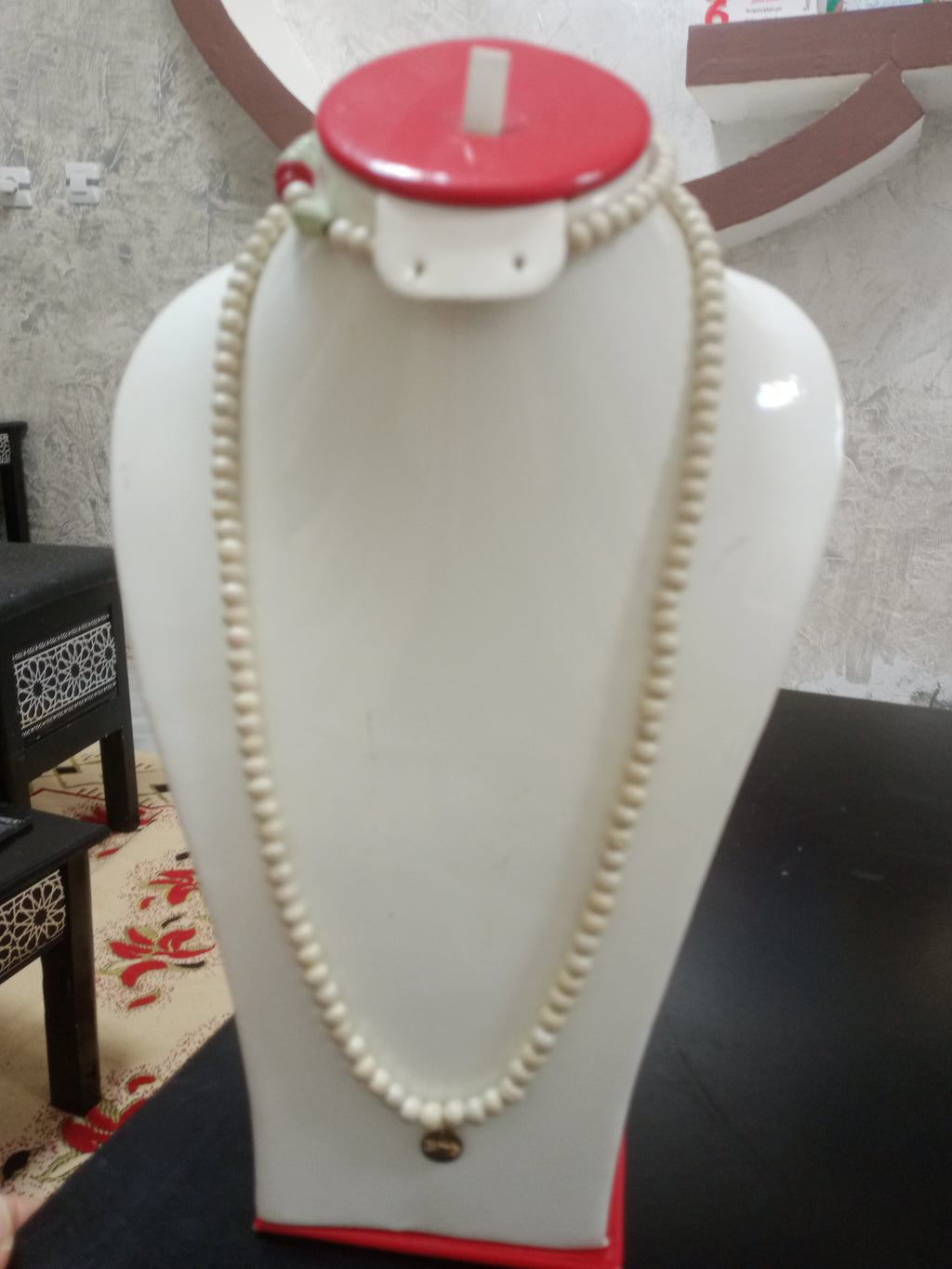 عقد قديم من احجار طبيعية