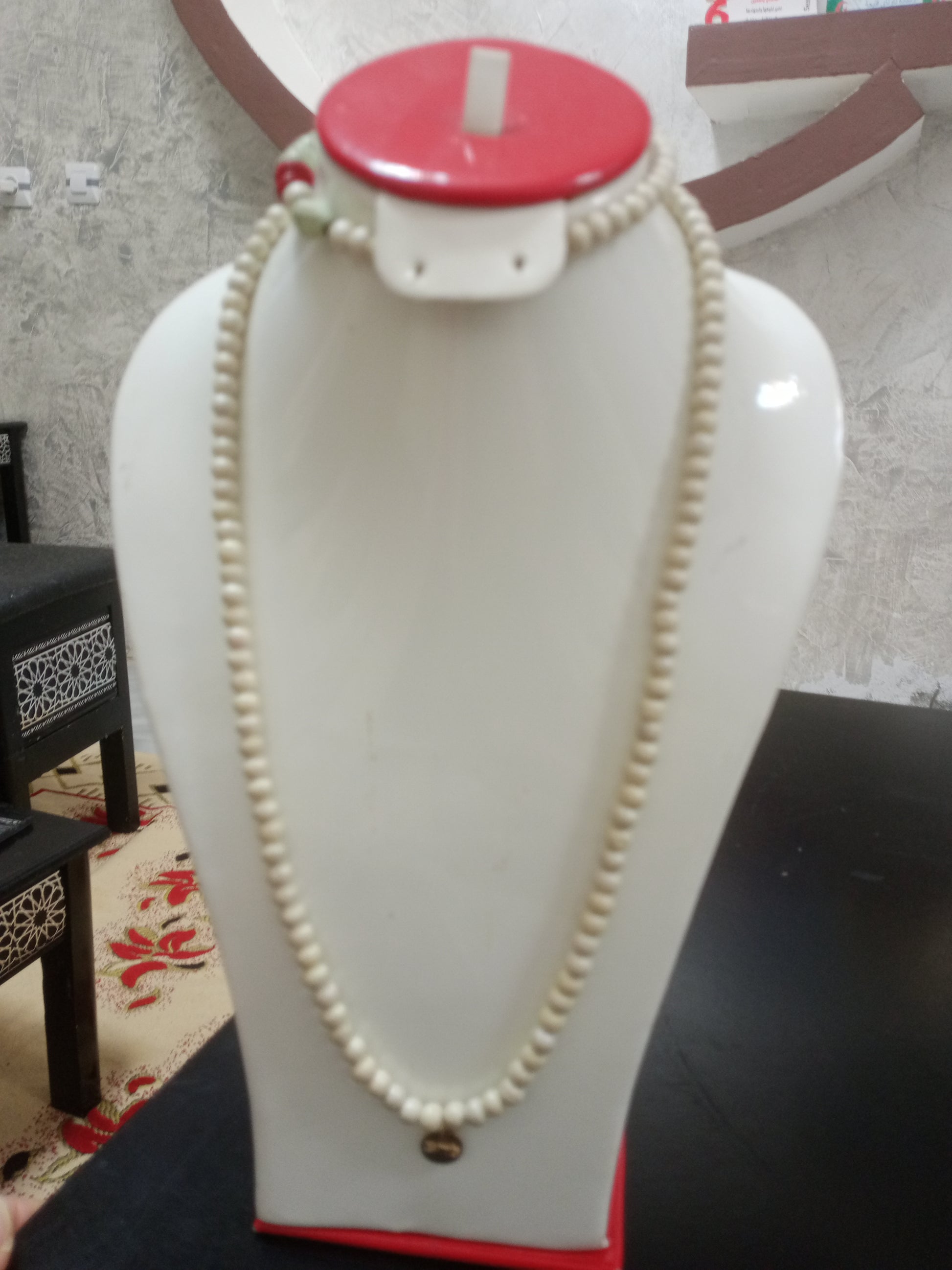 عقد قديم من احجار طبيعية
