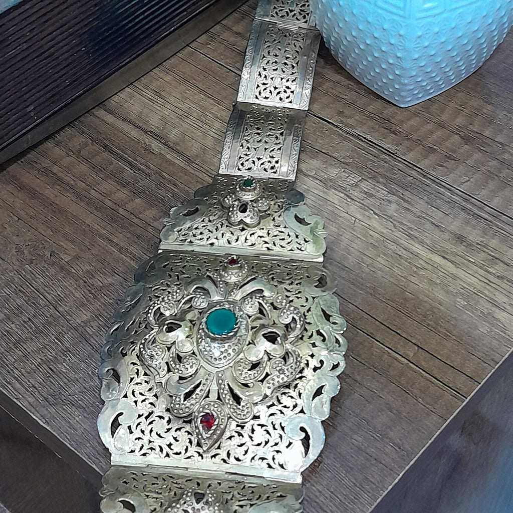 حزامة قديمة ومطبوعة من نحاس