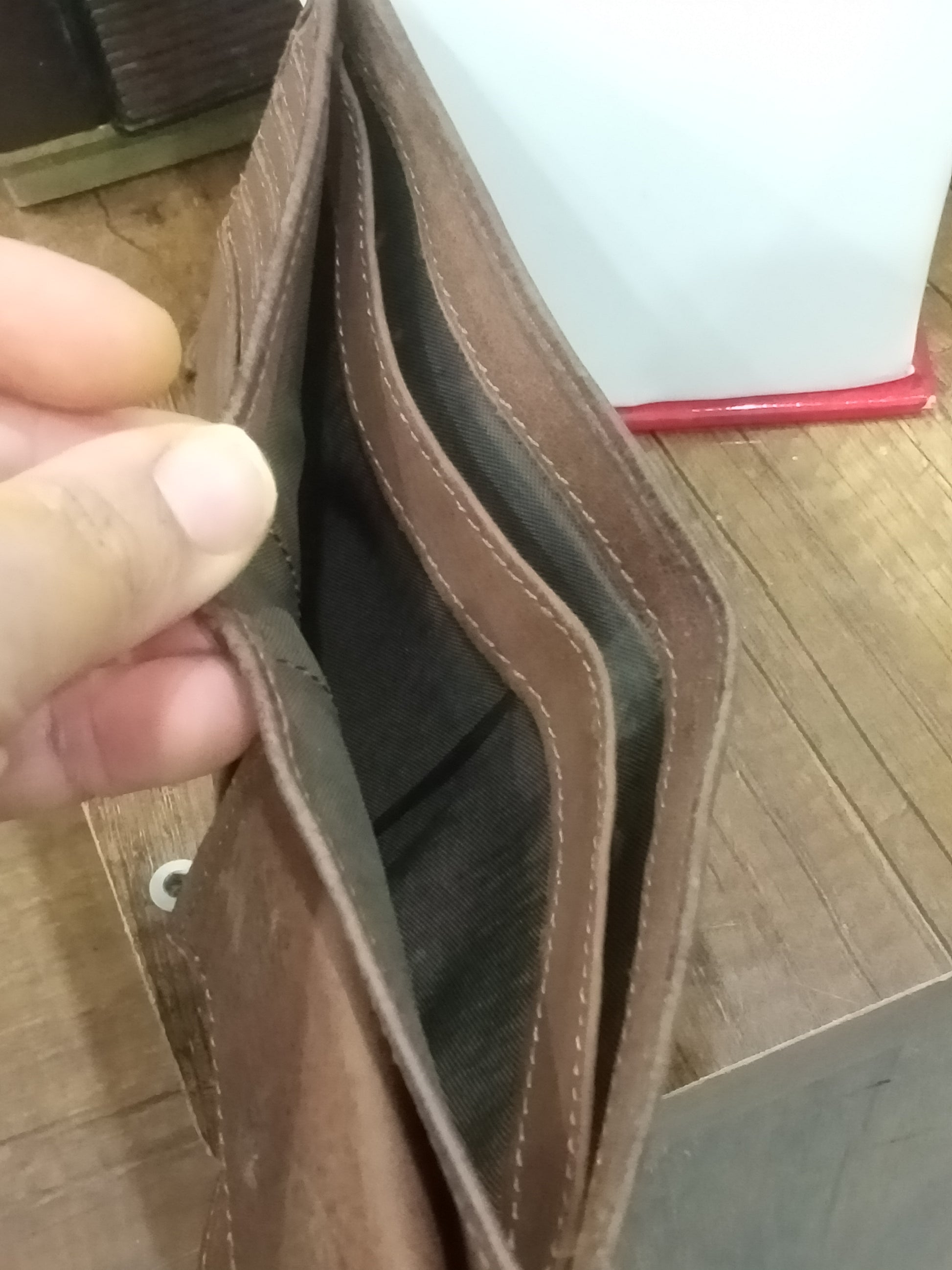 بورتفاي قديم من جلد حر