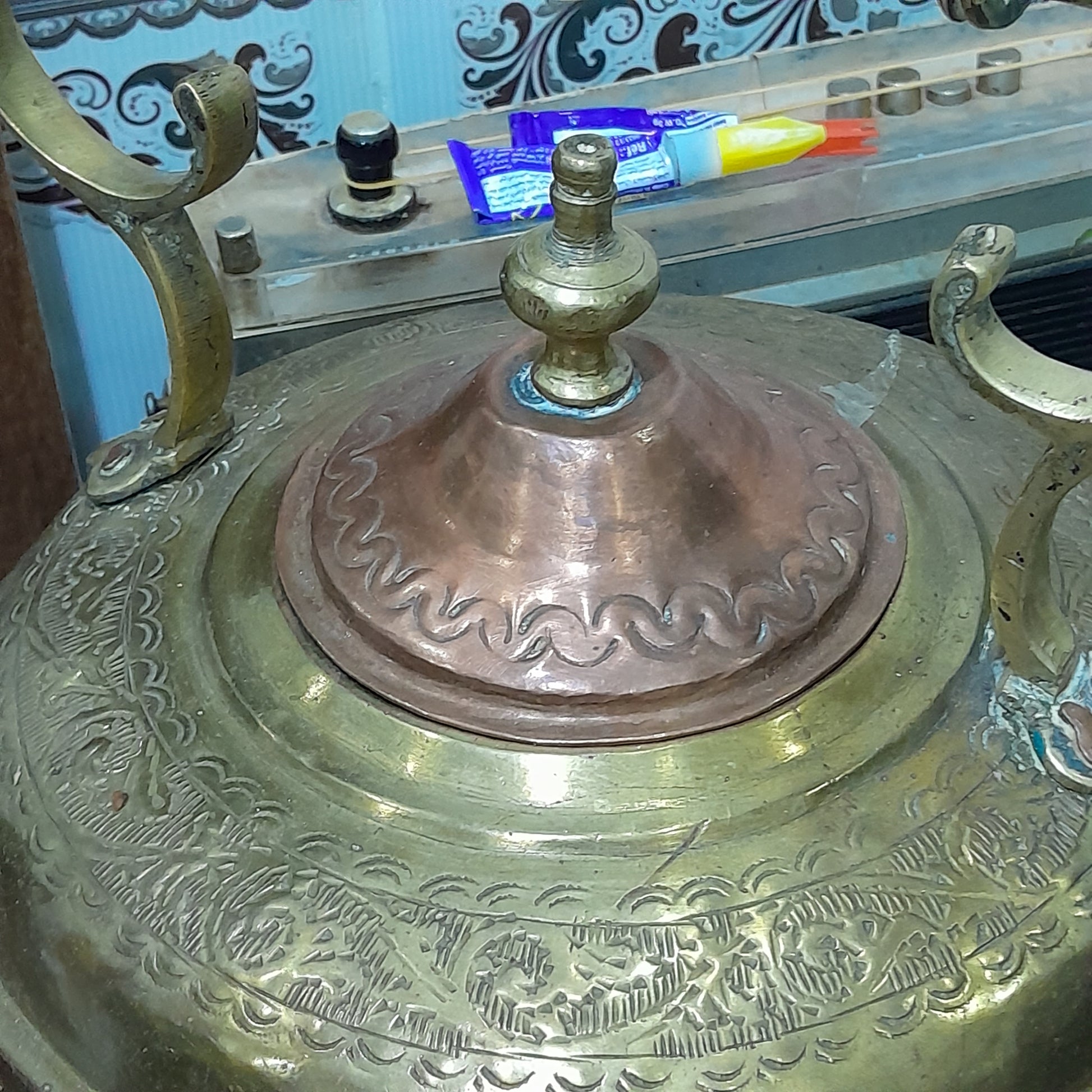 غلاية شاي عتيقة من نحاس احمر واصفر