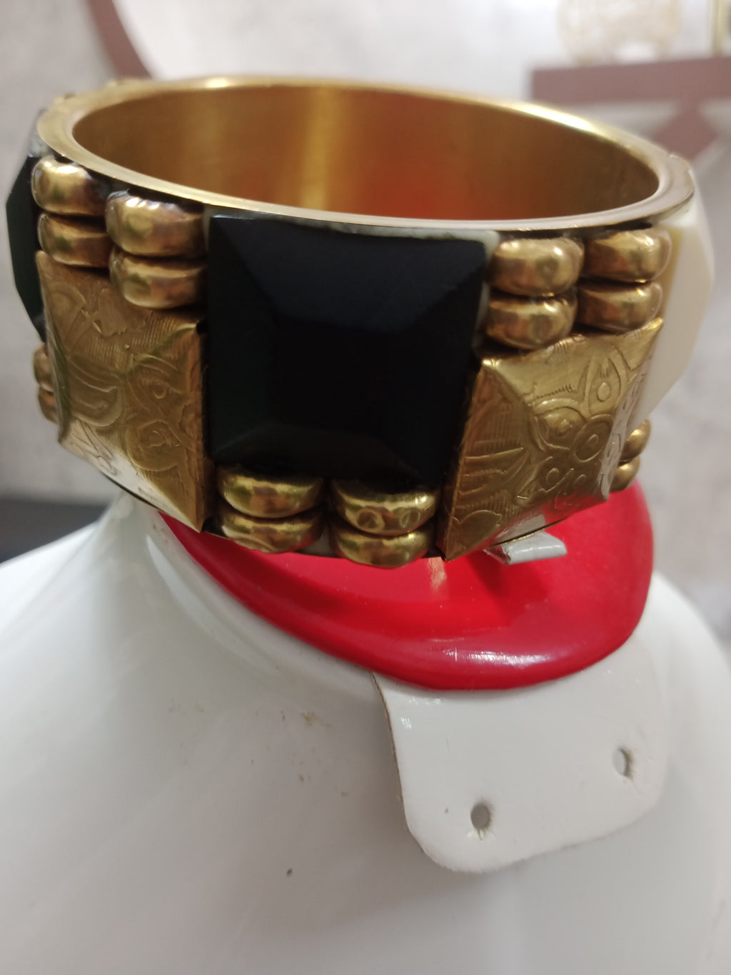 سوار قديم من نحاس وعاج