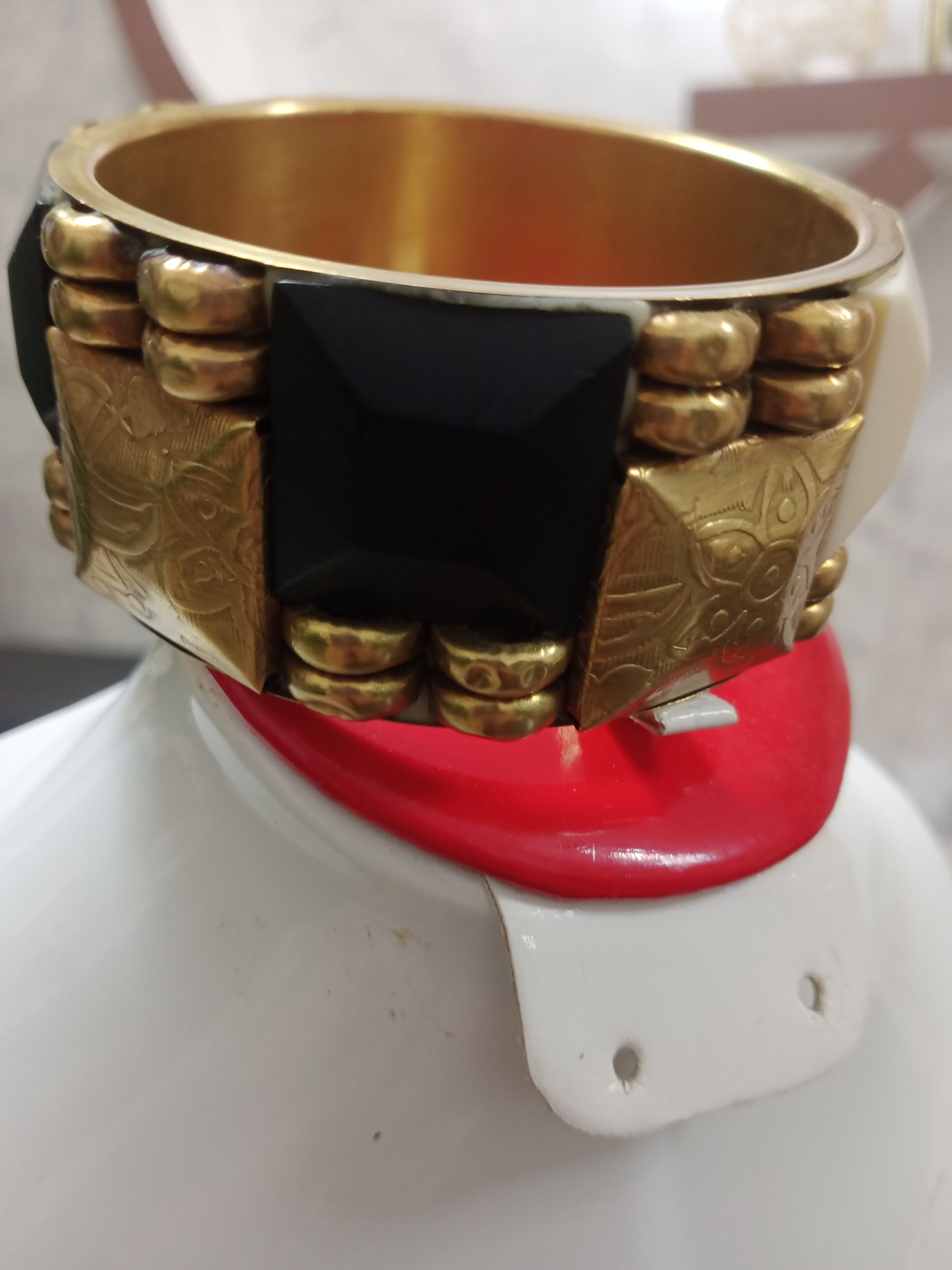سوار قديم من نحاس وعاج
